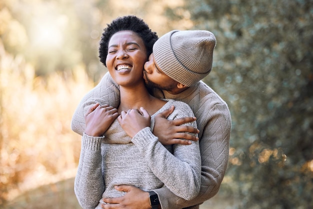 Non c'è niente come passare del tempo con te Inquadratura di un giovane che bacia la sua ragazza durante un viaggio in campeggio