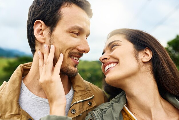 Non c'è niente di meglio che essere innamorati del tuo migliore amico Foto di una giovane coppia affettuosa all'aperto