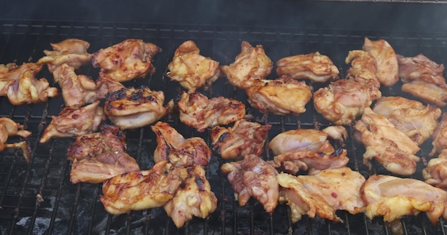 Non c'è niente di meglio di deliziosi piatti fritti al barbecue cucinati su una griglia a carbone con carne di pollo