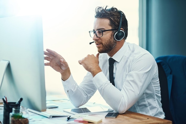 Non c'è problema che non possa affrontare per i suoi clienti Inquadratura di un agente del call center che lavora in un ufficio