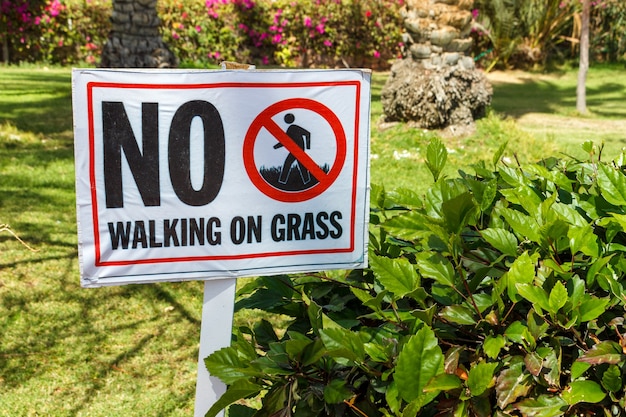 Non camminare sull'erba segnale di avvertimento in giardino.