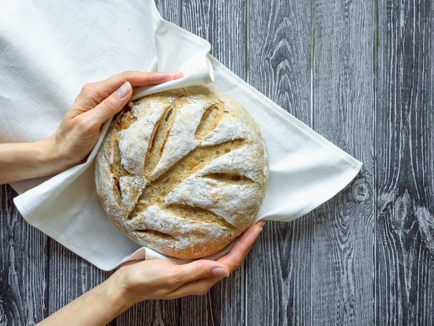 Non impastare il pane cotto in una mano