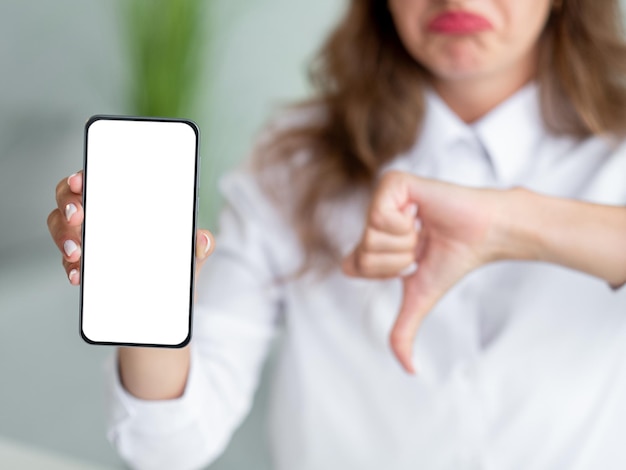 Non mi piace l'applicazione mobile della donna dell'ufficio del gesto