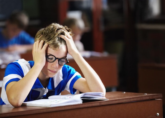 Non riesco proprio a farlo bene. Difficoltà di apprendimento Ragazzo che si sente sopraffatto dalla noia in classe