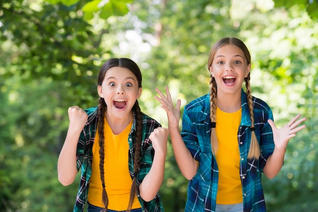 Non rinunciare mai alle piccole ragazze felici indossare camicia a scacchi bambino moda casual infanzia felicità felice giornata dei bambini trascorrere del tempo e divertirsi insieme migliori amici della scuola concetto di amicizia