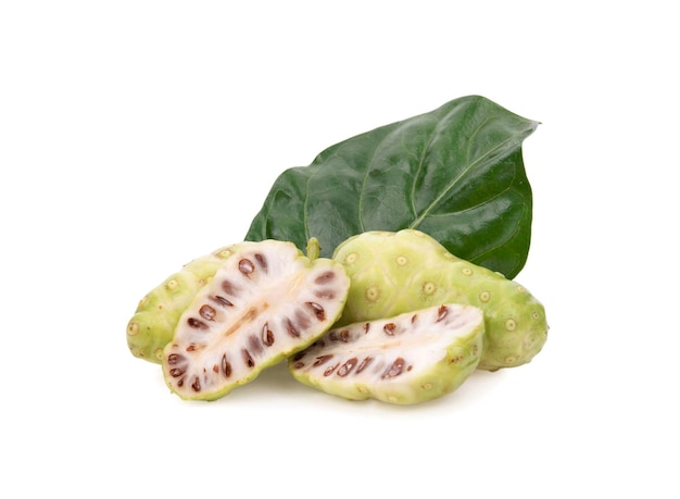 Noni o Morinda Citrifolia frutti con foglie affettate e verdi isolate su sfondo bianco