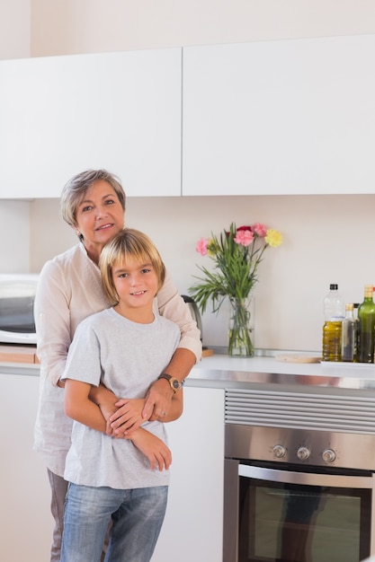 Nonna abbracciando suo nipote