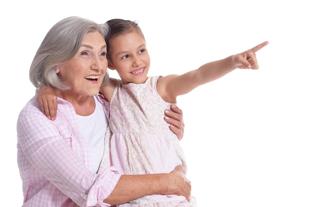 Nonna che abbraccia con la sua nipote carina isolata su sfondo bianco