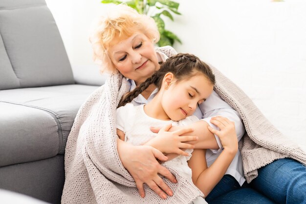 Nonna che abbraccia con la sua nipote carina.