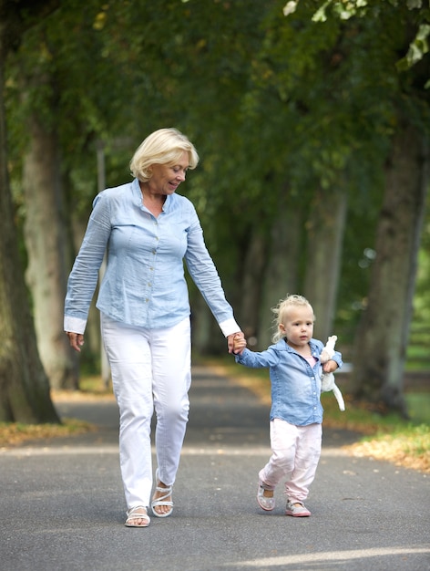 Nonna che cammina con la neonata nel parco