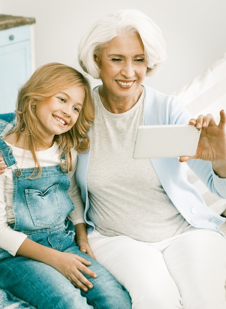 Nonna che fa selfie con la nipote