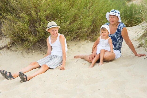 Nonna che gioca con i suoi nipoti in natura