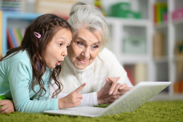 Nonna che gioca con la figlia