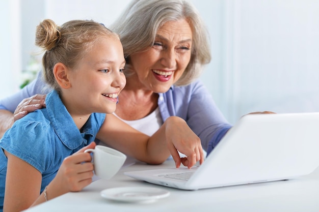 Nonna con adorabile nipote