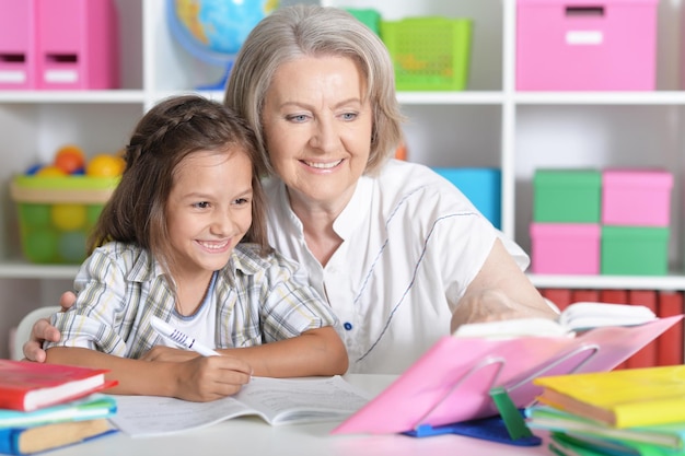 Nonna con i nipoti che fanno i compiti