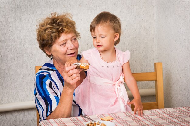 Nonna con la nipote in cucina