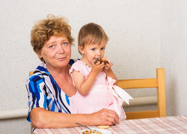 Nonna con la nipote in cucina