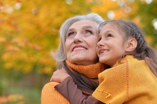 Nonna con la nipote nel parco autunnale