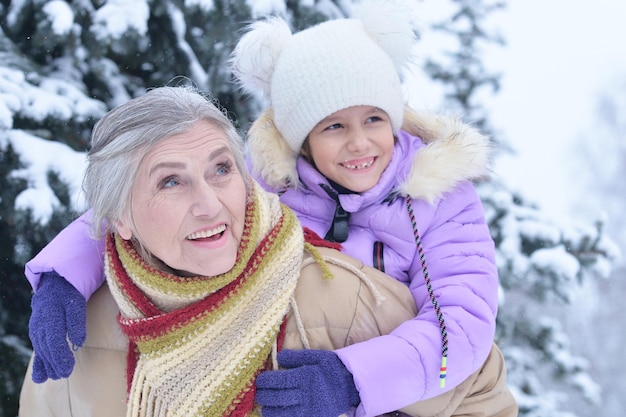 Nonna con la nipote sorridente