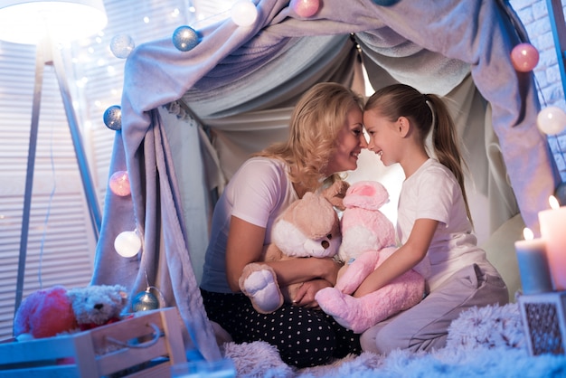 Nonna con la ragazza in casa coperta di notte a casa