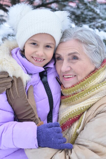 Nonna con nipote sorridente, in posa all'aperto in inverno