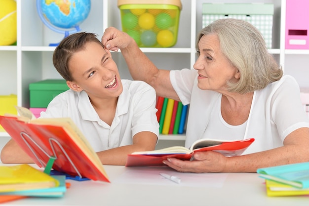 Nonna con suo nipote che fanno i compiti a casa