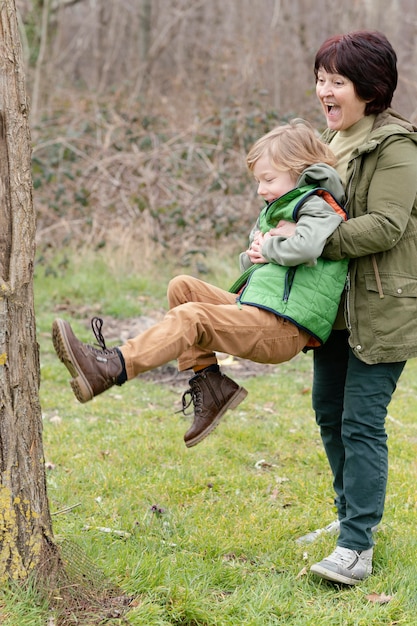 Nonna e bambino del colpo pieno che hanno divertimento