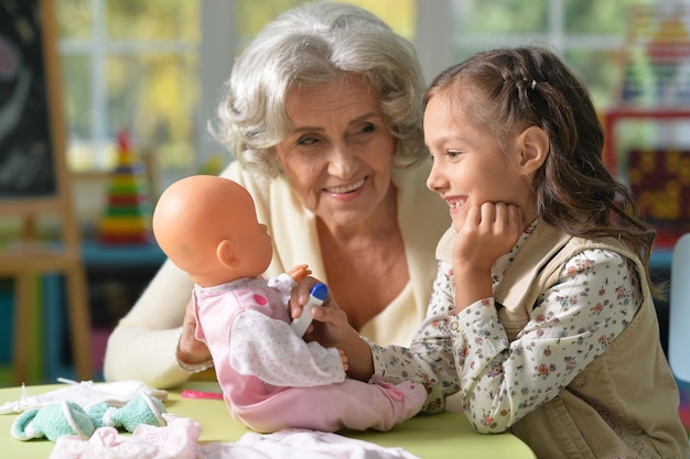 Nonna e bambino giocano