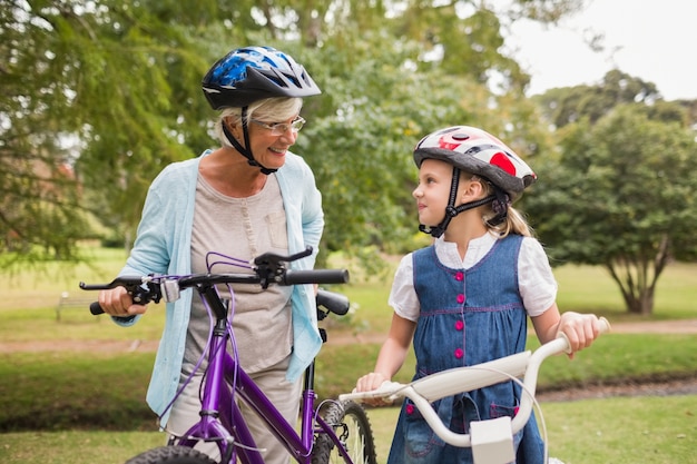 Nonna e figlia sulla loro bici