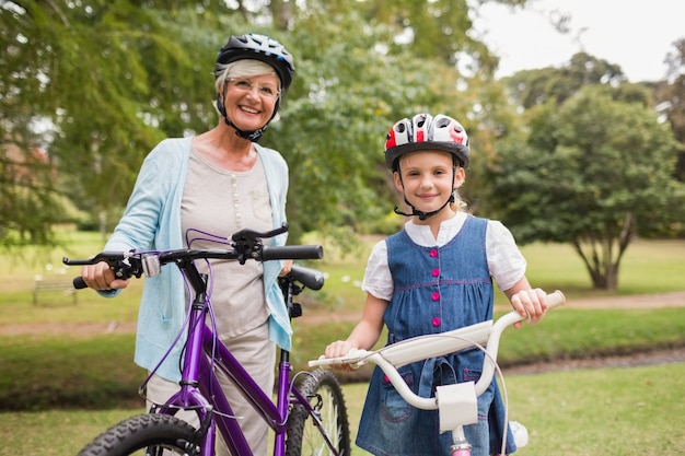 Nonna e figlia sulla loro bici