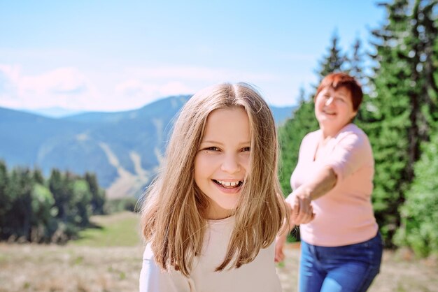 nonna e madre di famiglia in montagna felici di viaggiare