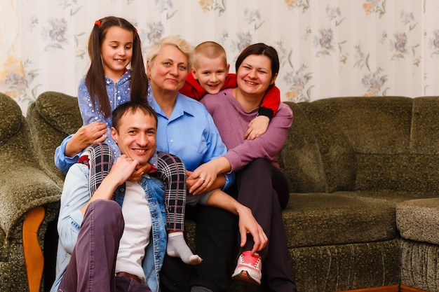 Nonna e nipote adulta abbracciate e felici