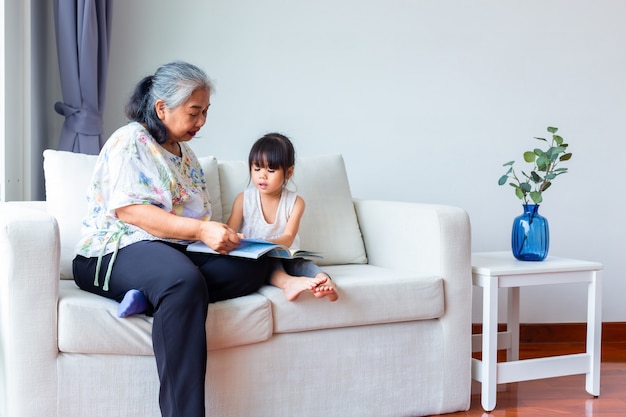 Nonna e nipote asiatiche in salone