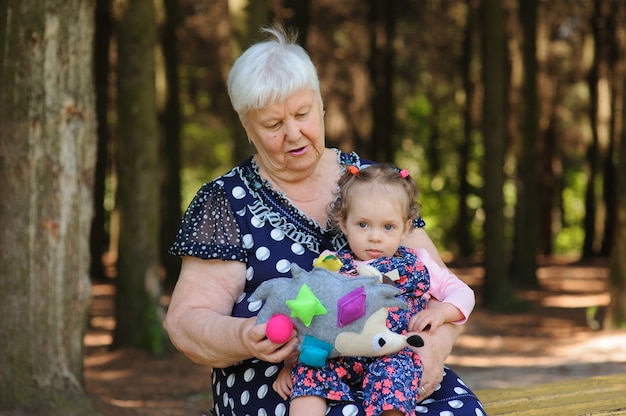 Nonna e nipote camminano nel parco