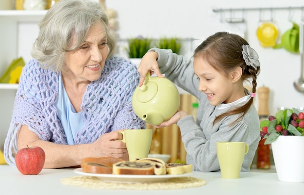 Nonna e nipote che bevono tè