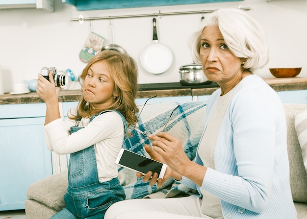 Nonna e nipote che cercano di capire le tecnologie