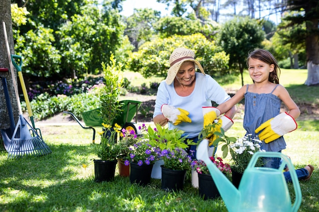 Nonna e nipote che fanno il giardinaggio nel parco