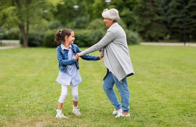 nonna e nipote che giocano al parco