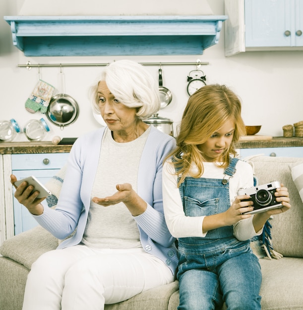 Nonna e nipote che provano ad usare macchina fotografica