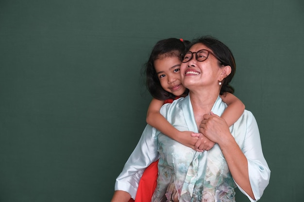 Nonna e nipote che scattano foto insieme per la festa di compleanno