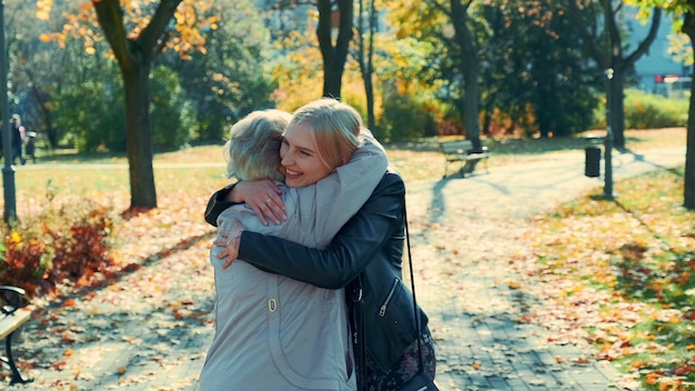 Nonna e nipote che si abbracciano nel parco