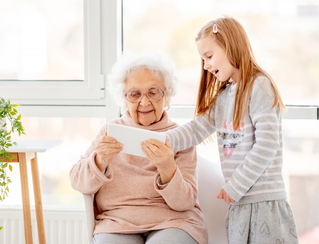 Nonna e nipote che utilizzano un tablet