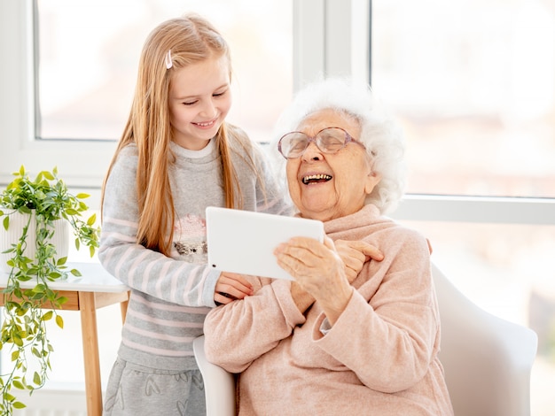 Nonna e nipote che utilizzano un tablet