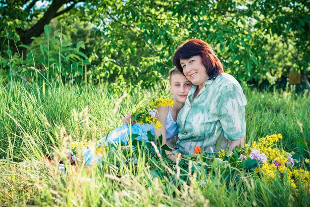 Nonna e nipote con fiori