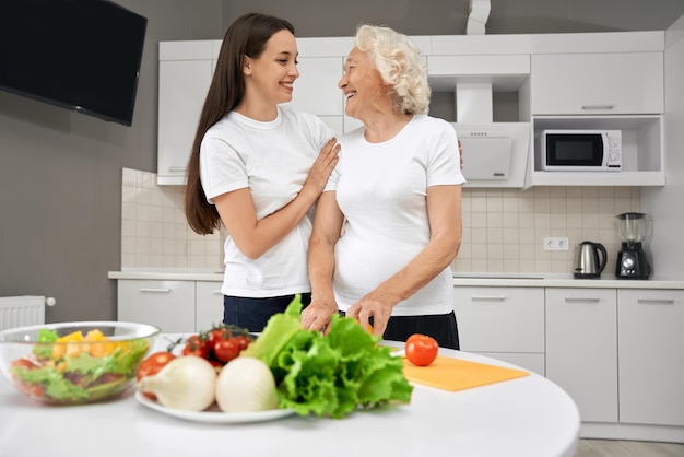 Nonna e nipote felici che cucinano insieme