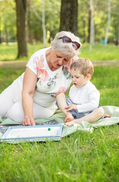 Nonna e nipote felici che giocano nel parco