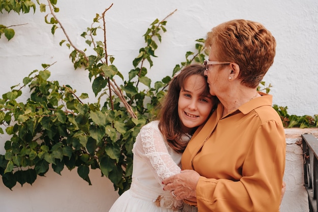 Nonna e nipote felici mentre si abbracciano