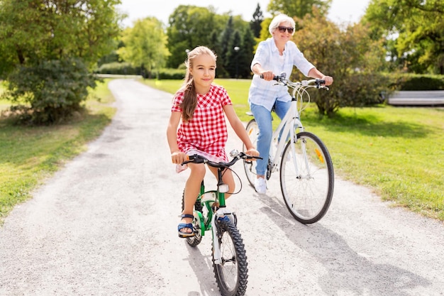 nonna e nipote in bicicletta al parco