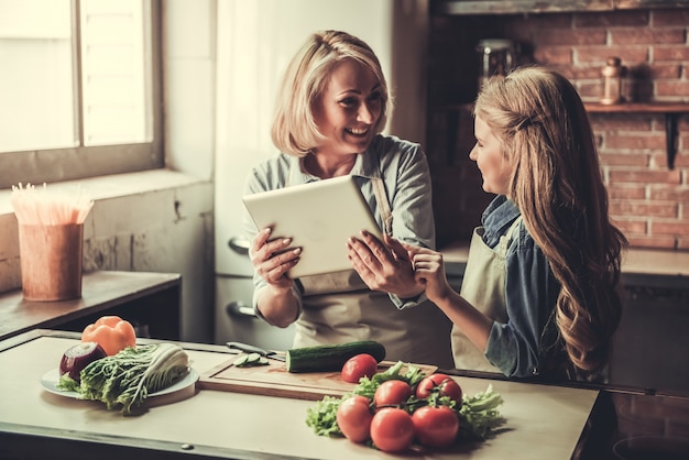 Nonna e nipote in cucina