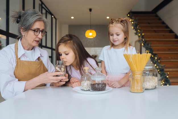 Nonna e nipote stanno cucinando in cucina